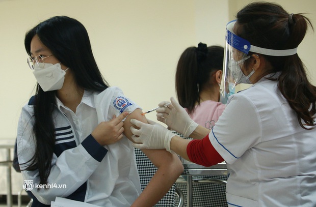 Chùm ảnh Hà Nội bắt đầu tiêm vắc-xin Covid-19 cho học sinh: Lúc đầu sợ đau nhưng sau không bằng muỗi đốt - Ảnh 13. Chùm ảnh Hà Nội bắt đầu tiêm vắc-xin Covid-19 cho học sinh: Lúc đầu sợ đau nhưng sau không bằng muỗi đốt - Ảnh 13.