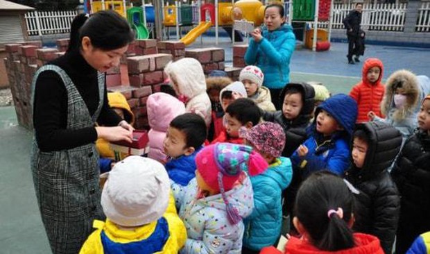 Bé gái chờ đến tối vẫn không có người đón, cô giáo mở cặp ra, thứ giấu bên trong khiến ai cũng bàng hoàng vì sự thật - Ảnh 1. Bé gái chờ đến tối vẫn không có người đón, cô giáo mở cặp ra, thứ giấu bên trong khiến ai cũng bàng hoàng vì sự thật - Ảnh 1.