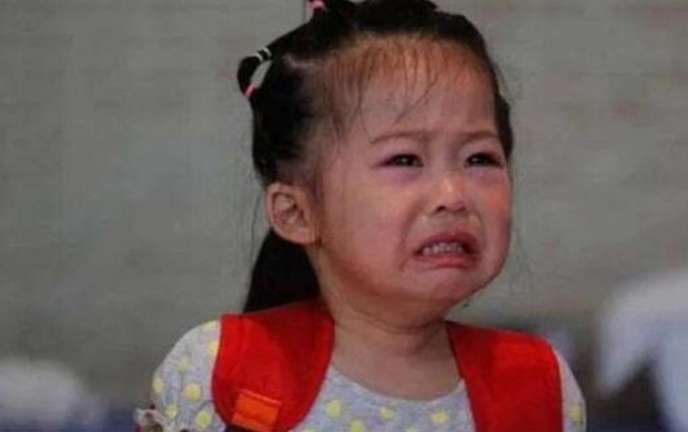 Bé gái chờ đến tối vẫn không có người đón, cô giáo mở cặp ra, thứ giấu bên trong khiến ai cũng bàng hoàng vì sự thật - Ảnh 2. Bé gái chờ đến tối vẫn không có người đón, cô giáo mở cặp ra, thứ giấu bên trong khiến ai cũng bàng hoàng vì sự thật - Ảnh 2.