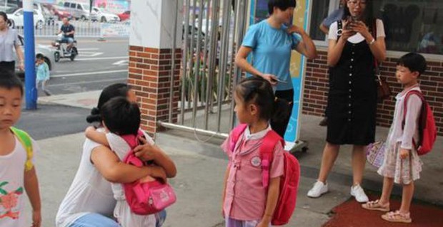 Bé gái chờ đến tối vẫn không có người đón, cô giáo mở cặp ra, thứ giấu bên trong khiến ai cũng bàng hoàng vì sự thật - Ảnh 3. Bé gái chờ đến tối vẫn không có người đón, cô giáo mở cặp ra, thứ giấu bên trong khiến ai cũng bàng hoàng vì sự thật - Ảnh 3.