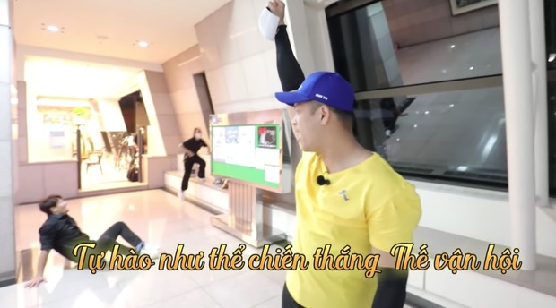 Tranh cãi thái độ 2 kẻ mạnh của Running Man: Kim Jong Kook ân cần lịch thiệp, Trương Thế Vinh mặc kệ đối thủ... lăn quay - Ảnh 9. Tranh cãi thái độ 2 kẻ mạnh của Running Man: Kim Jong Kook ân cần lịch thiệp, Trương Thế Vinh mặc kệ đối thủ... lăn quay - Ảnh 9.