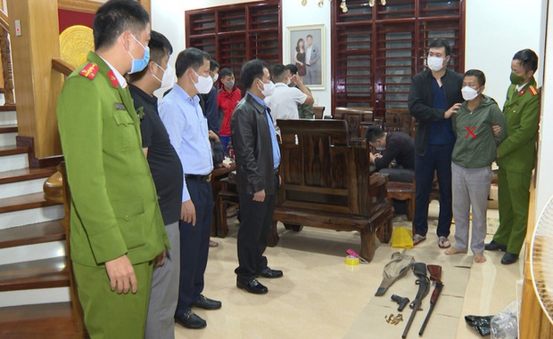 Bắt kẻ cầm đầu đường dây đánh bạc tiền tỉ, trữ nhiều súng đạn trong nhà - Ảnh 2. Bắt kẻ cầm đầu đường dây đánh bạc tiền tỉ, trữ nhiều súng đạn trong nhà - Ảnh 2.