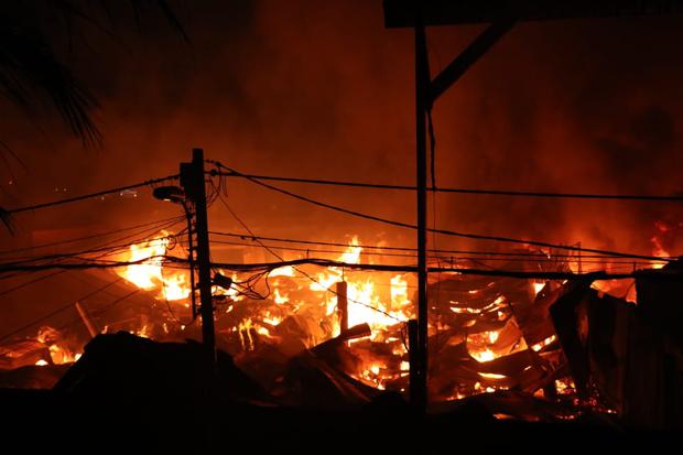 TP.HCM: Công ty gỗ đổ sập trong biển lửa, khu dân cư náo loạn - Ảnh 3.
