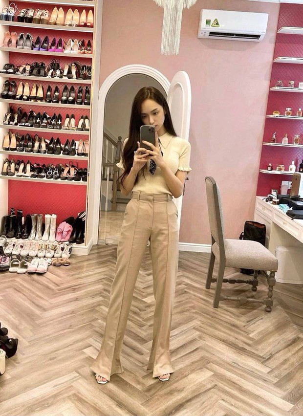 Hương Giang check-in tại biệt thự triệu đô: Giày dép, đồ hiệu nhiều chất ngất nhưng có vẻ sụt cân rõ? - Ảnh 3. Hương Giang check-in tại biệt thự triệu đô: Giày dép, đồ hiệu nhiều chất ngất nhưng có vẻ sụt cân rõ? - Ảnh 3.