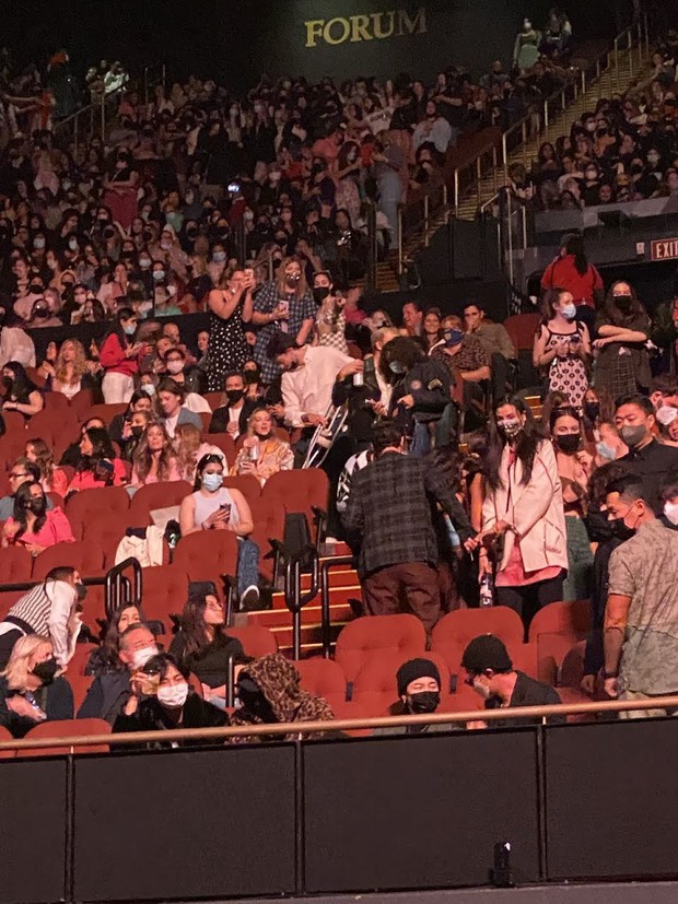 Đi quẩy concert sương sương, BTS bị miệt thị là nhóm nhạc đồng tính, vướng luôn tranh cãi phân biệt chủng tộc? - Ảnh 1. Đi quẩy concert sương sương, BTS bị miệt thị là nhóm nhạc đồng tính, vướng luôn tranh cãi phân biệt chủng tộc? - Ảnh 1.