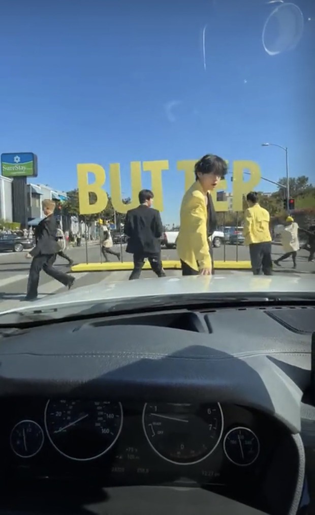 Đang đi làm thì bị BTS chặn xe ngay giữa đường, fan may mắn bắt đền V vì một hành động - Ảnh 5.