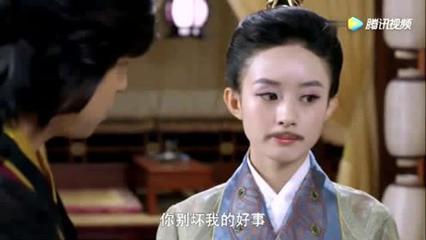 Màn giả trai đáng xấu hổ của Triệu Lệ Dĩnh: Trang điểm lòe loẹt như ăn cưới, gắn 1 thứ giả trân mà làm như thuyết phục lắm! - Ảnh 7. Màn giả trai đáng xấu hổ của Triệu Lệ Dĩnh: Trang điểm lòe loẹt như ăn cưới, gắn 1 thứ giả trân mà làm như thuyết phục lắm! - Ảnh 7.
