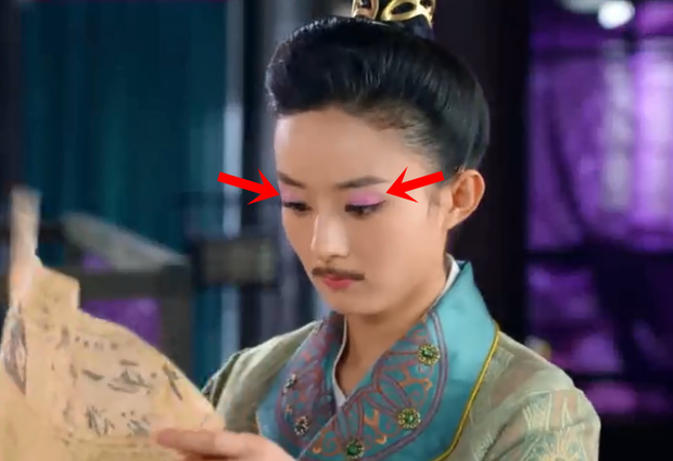 Màn giả trai đáng xấu hổ của Triệu Lệ Dĩnh: Trang điểm lòe loẹt như ăn cưới, gắn 1 thứ giả trân mà làm như thuyết phục lắm! - Ảnh 6. Màn giả trai đáng xấu hổ của Triệu Lệ Dĩnh: Trang điểm lòe loẹt như ăn cưới, gắn 1 thứ giả trân mà làm như thuyết phục lắm! - Ảnh 6.
