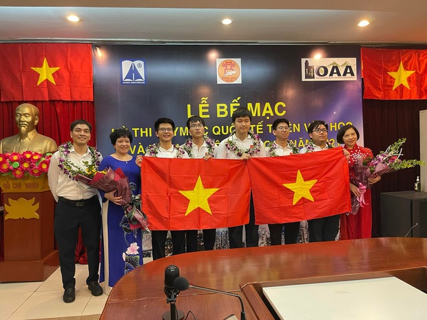 Quá đỉnh: Lần đầu tiên 5/5 thành viên đội tuyển Việt Nam giật huy chương Olympic Quốc tế Thiên văn, học cùng 1 lớp mới tài! - Ảnh 1. Quá đỉnh: Lần đầu tiên 5/5 thành viên đội tuyển Việt Nam giật huy chương Olympic Quốc tế Thiên văn, học cùng 1 lớp mới tài! - Ảnh 1.