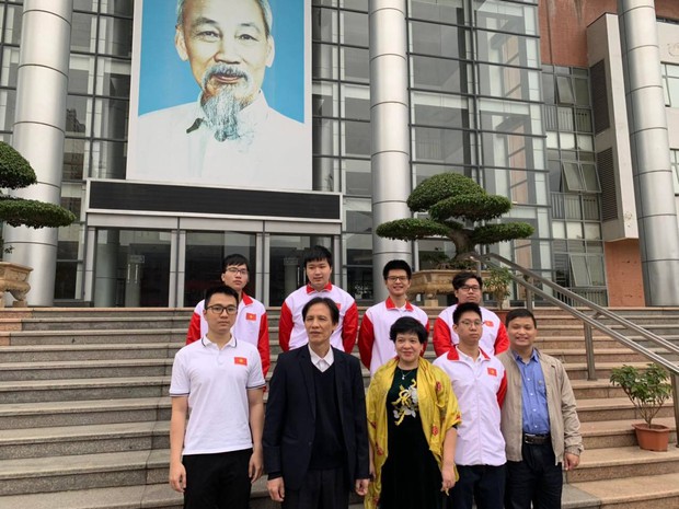 Quá đỉnh: Lần đầu tiên 5/5 thành viên đội tuyển Việt Nam giật huy chương Olympic Quốc tế Thiên văn, học cùng 1 lớp mới tài! - Ảnh 4.