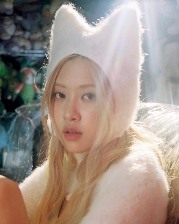 Rosé quằn quại khoe rãnh bụng căng mịn, soi vào làn da mới thấy thiên thần là thế nào - Ảnh 5. Rosé quằn quại khoe rãnh bụng căng mịn, soi vào làn da mới thấy thiên thần là thế nào - Ảnh 5.