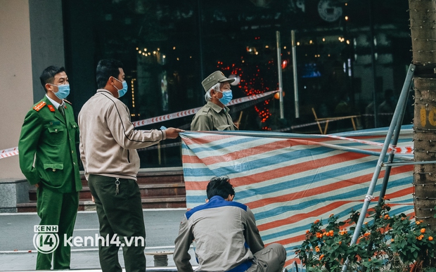 Hà Nội: Người phụ nữ rơi từ tầng cao chung cư tử vong, CA quây bạt khám nghiệm hiện trường - Ảnh 2. Hà Nội: Người phụ nữ rơi từ tầng cao chung cư tử vong, CA quây bạt khám nghiệm hiện trường - Ảnh 2.