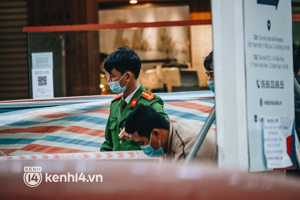 Hà Nội: Người phụ nữ rơi từ tầng cao chung cư tử vong, CA quây bạt khám nghiệm hiện trường - Ảnh 3. Hà Nội: Người phụ nữ rơi từ tầng cao chung cư tử vong, CA quây bạt khám nghiệm hiện trường - Ảnh 3.