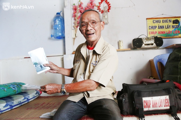 Cụ ông chụp ảnh dạo ở Bưu điện TP mòn mỏi đợi khách và câu chuyện ấm áp tình người giữa đại dịch Covid-19 - Ảnh 3. Cụ ông chụp ảnh dạo ở Bưu điện TP mòn mỏi đợi khách và câu chuyện ấm áp tình người giữa đại dịch Covid-19 - Ảnh 3.