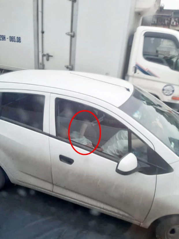 Hình ảnh bàn tay hư của tài xế ô tô khi luồn vào áo người phụ nữ ngồi cạnh và hành động tung bức ảnh chụp lén gây tranh cãi - Ảnh 1. Hình ảnh bàn tay hư của tài xế ô tô khi luồn vào áo người phụ nữ ngồi cạnh và hành động tung bức ảnh chụp lén gây tranh cãi - Ảnh 1.