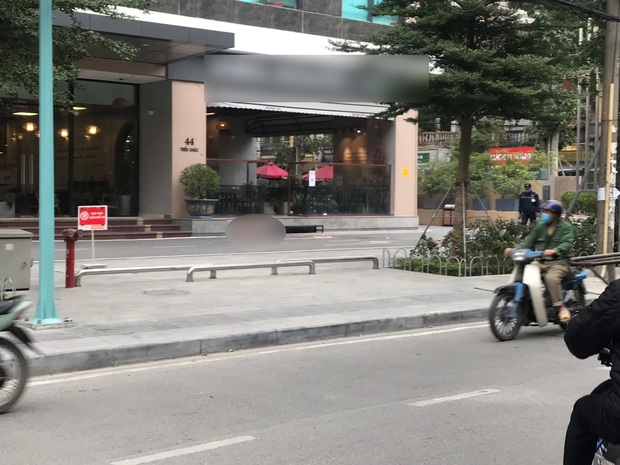 Hà Nội: Người phụ nữ rơi từ tầng cao chung cư tử vong, CA quây bạt khám nghiệm hiện trường - Ảnh 1. Hà Nội: Người phụ nữ rơi từ tầng cao chung cư tử vong, CA quây bạt khám nghiệm hiện trường - Ảnh 1.