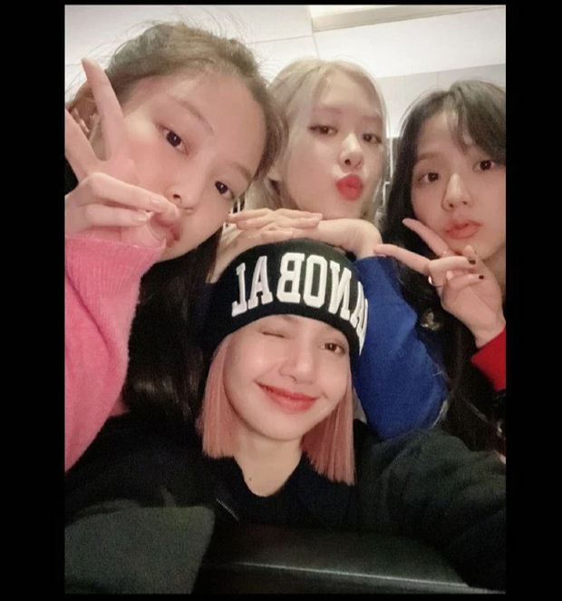 Chưa biết Lisa (BLACKPINK) lây Covid-19 từ đâu, nhưng nhìn danh sách bạn bè đã tiếp xúc suốt 2 tuần qua mà choáng! - Ảnh 12. Chưa biết Lisa (BLACKPINK) lây Covid-19 từ đâu, nhưng nhìn danh sách bạn bè đã tiếp xúc suốt 2 tuần qua mà choáng! - Ảnh 12.