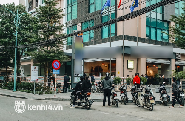 Hà Nội: Người phụ nữ rơi từ tầng cao chung cư tử vong, CA quây bạt khám nghiệm hiện trường - Ảnh 4. Hà Nội: Người phụ nữ rơi từ tầng cao chung cư tử vong, CA quây bạt khám nghiệm hiện trường - Ảnh 4.