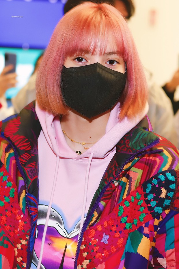 Chưa biết Lisa (BLACKPINK) lây Covid-19 từ đâu, nhưng nhìn danh sách bạn bè đã tiếp xúc suốt 2 tuần qua mà choáng! - Ảnh 11. Chưa biết Lisa (BLACKPINK) lây Covid-19 từ đâu, nhưng nhìn danh sách bạn bè đã tiếp xúc suốt 2 tuần qua mà choáng! - Ảnh 11.