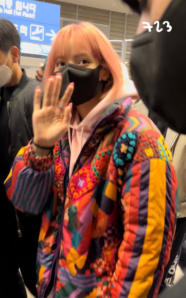 Chưa biết Lisa (BLACKPINK) lây Covid-19 từ đâu, nhưng nhìn danh sách bạn bè đã tiếp xúc suốt 2 tuần qua mà choáng! - Ảnh 10. Chưa biết Lisa (BLACKPINK) lây Covid-19 từ đâu, nhưng nhìn danh sách bạn bè đã tiếp xúc suốt 2 tuần qua mà choáng! - Ảnh 10.