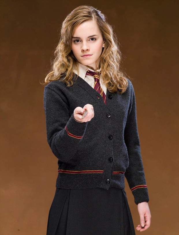 8 mỹ nhân Hollywood “sao y bản chính” từ sách lên phim: Emma Watson đẹp tuyệt trần vẫn chưa chuẩn nguyên tác bằng một tiểu thư siêu toxic! - Ảnh 2.