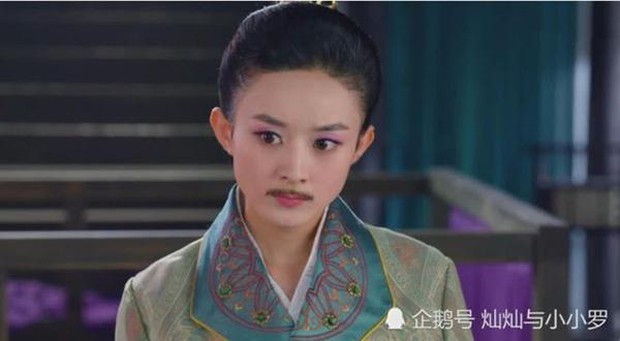 Màn giả trai đáng xấu hổ của Triệu Lệ Dĩnh: Trang điểm lòe loẹt như ăn cưới, gắn 1 thứ giả trân mà làm như thuyết phục lắm! - Ảnh 8. Màn giả trai đáng xấu hổ của Triệu Lệ Dĩnh: Trang điểm lòe loẹt như ăn cưới, gắn 1 thứ giả trân mà làm như thuyết phục lắm! - Ảnh 8.