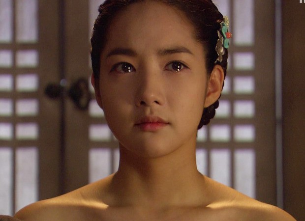 Chỉ lấp ló lộ nửa ngực, 2 mỹ nhân Hàn này phải nhờ tới đóng thế: Park Min Young sợ bị đụng chạm ư? - Ảnh 3. Chỉ lấp ló lộ nửa ngực, 2 mỹ nhân Hàn này phải nhờ tới đóng thế: Park Min Young sợ bị đụng chạm ư? - Ảnh 3.