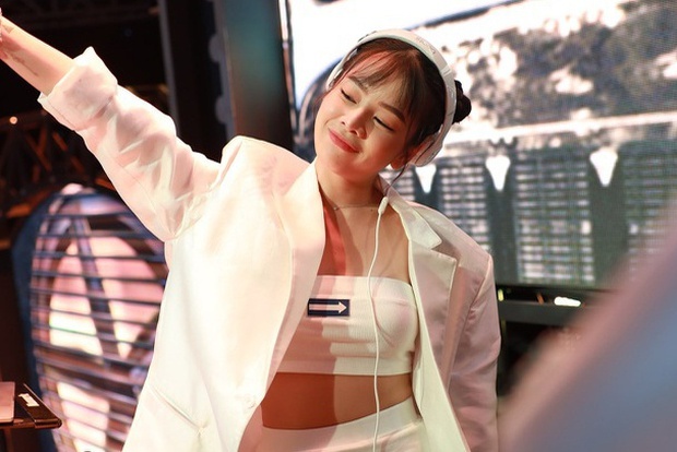 Suýt không nhận ra DJ Mie trên poster Rap Việt, netizen nháo nhào: Có sửa mũi không sao khác thế? - Ảnh 3. Suýt không nhận ra DJ Mie trên poster Rap Việt, netizen nháo nhào: Có sửa mũi không sao khác thế? - Ảnh 3.