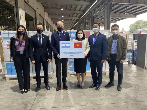 Thêm 500.000 liều vắc-xin AstraZeneca về tới Việt Nam - Ảnh 1. Thêm 500.000 liều vắc-xin AstraZeneca về tới Việt Nam - Ảnh 1.