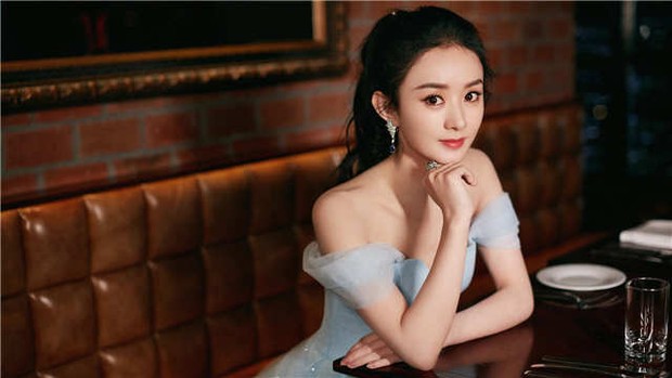 Màn giả trai đáng xấu hổ của Triệu Lệ Dĩnh: Trang điểm lòe loẹt như ăn cưới, gắn 1 thứ giả trân mà làm như thuyết phục lắm! - Ảnh 1. Màn giả trai đáng xấu hổ của Triệu Lệ Dĩnh: Trang điểm lòe loẹt như ăn cưới, gắn 1 thứ giả trân mà làm như thuyết phục lắm! - Ảnh 1.