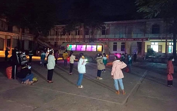Hơn 500 học sinh và giáo viên là F1, F2 vì bà bán tạp hóa cổng trường nhiễm Covid-19 - Ảnh 1. Hơn 500 học sinh và giáo viên là F1, F2 vì bà bán tạp hóa cổng trường nhiễm Covid-19 - Ảnh 1.
