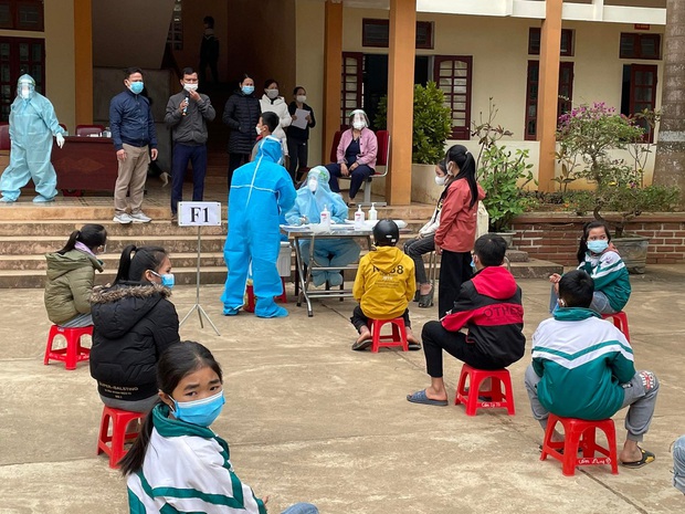 Hơn 500 học sinh và giáo viên là F1, F2 vì bà bán tạp hóa cổng trường nhiễm Covid-19 - Ảnh 2. Hơn 500 học sinh và giáo viên là F1, F2 vì bà bán tạp hóa cổng trường nhiễm Covid-19 - Ảnh 2.