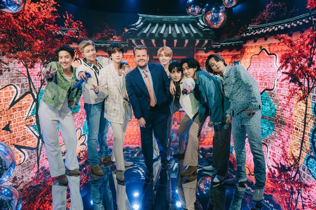 Từng bị cho là xúc phạm BTS, ngôi sao người Mỹ phản ứng thế nào khi gặp lại 7 chàng trai nhà HYBE? - Ảnh 3. Từng bị cho là xúc phạm BTS, ngôi sao người Mỹ phản ứng thế nào khi gặp lại 7 chàng trai nhà HYBE? - Ảnh 3.