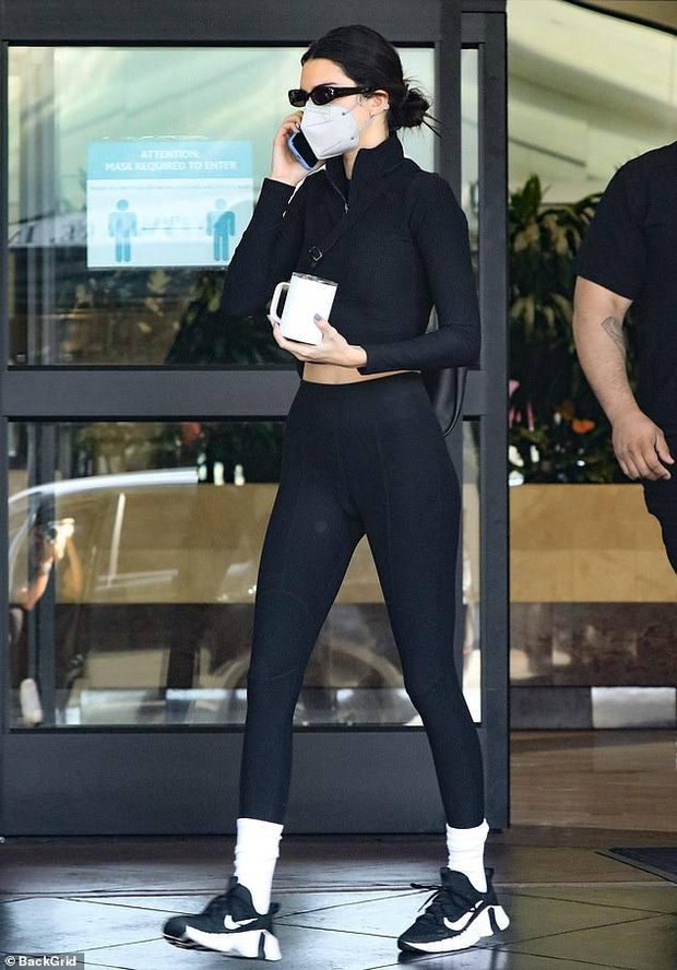 Lỗi tại chiếc quần mất nết của Kendall Jenner hay do góc chụp gây hiểu lầm? - Ảnh 3. Lỗi tại chiếc quần mất nết của Kendall Jenner hay do góc chụp gây hiểu lầm? - Ảnh 3.