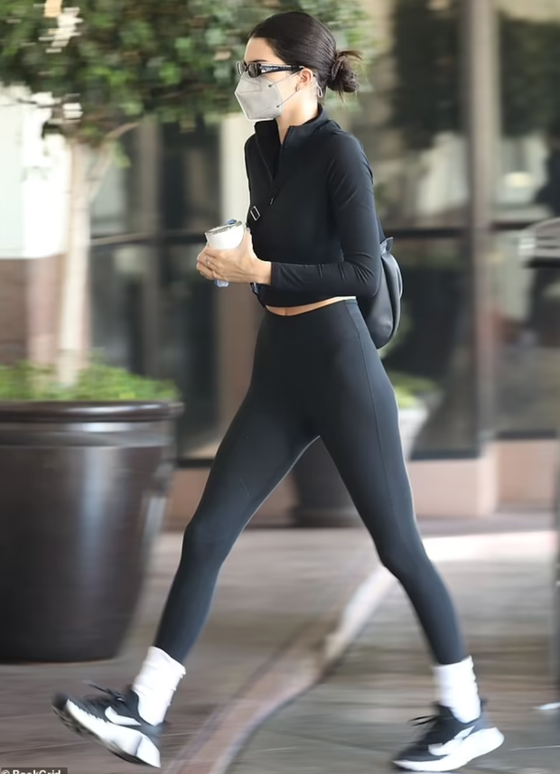 Lỗi tại chiếc quần mất nết của Kendall Jenner hay do góc chụp gây hiểu lầm? - Ảnh 2. Lỗi tại chiếc quần mất nết của Kendall Jenner hay do góc chụp gây hiểu lầm? - Ảnh 2.