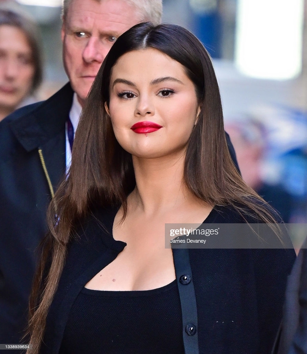 Selena Gomez hậu tăng cân: Lộ mặt nọng, bụng mỡ và cả khuyết điểm ở đùi nhưng lại có một yếu tố khiến dân tình u mê - Ảnh 8.