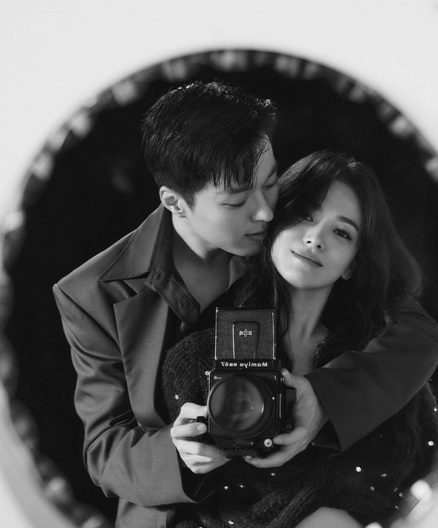 Bắt gặp Song Hye Kyo - Jang Ki Yong có hành động mờ ám ở hậu trường, tình mới biểu hiện lạ khi thấy ảnh tạp chí của đàn chị - Ảnh 8.