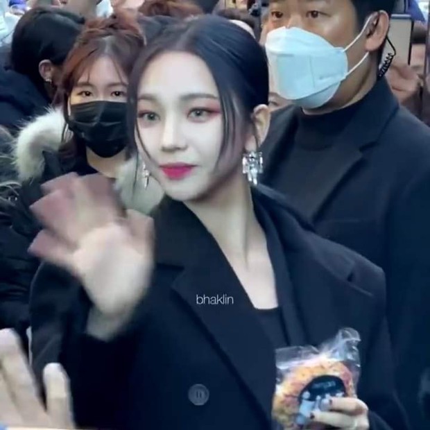 Ảnh cam thường của Karina (aespa) gây sốc: Không hổ danh là nữ thần thế hệ mới, đẹp hơn cả trên sân khấu biểu diễn! - Ảnh 5. Ảnh cam thường của Karina (aespa) gây sốc: Không hổ danh là nữ thần thế hệ mới, đẹp hơn cả trên sân khấu biểu diễn! - Ảnh 5.