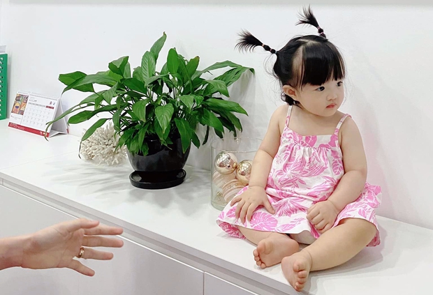 Ái nữ nhà Đông Nhi đến đại náo công ty bố mẹ: Mặc váy dây hồng, tóc 2 chỏm, còn tạo 1001 biểu cảm cute hết nấc - Ảnh 4. Ái nữ nhà Đông Nhi đến đại náo công ty bố mẹ: Mặc váy dây hồng, tóc 2 chỏm, còn tạo 1001 biểu cảm cute hết nấc - Ảnh 4.