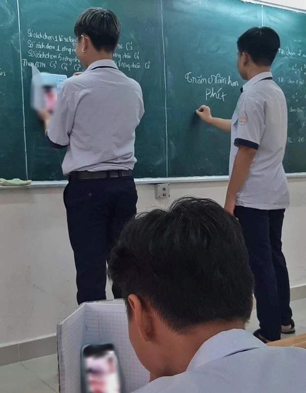 Nữ sinh tự tin lên bảng làm bài tập, ngờ đâu ngó xuống cuối lớp mới bật ngửa phát hiện chiêu trò tinh vi này - Ảnh 2. Nữ sinh tự tin lên bảng làm bài tập, ngờ đâu ngó xuống cuối lớp mới bật ngửa phát hiện chiêu trò tinh vi này - Ảnh 2.