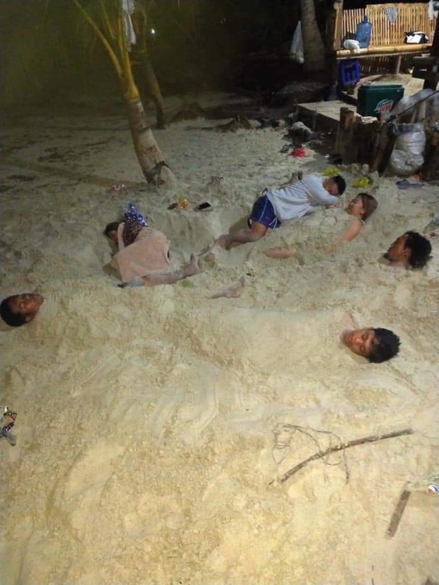 Thấy la liệt người bị vùi dưới cát trên bãi biển giữa đêm, người dân đang định báo cảnh sát thì phát hiện ra sự thật ngã ngửa - Ảnh 3. Thấy la liệt người bị vùi dưới cát trên bãi biển giữa đêm, người dân đang định báo cảnh sát thì phát hiện ra sự thật ngã ngửa - Ảnh 3.