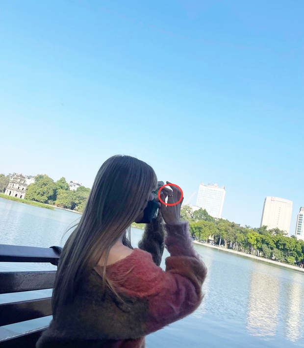 Sơn Tùng và Hải Tú bị soi đeo nhẫn đôi, Thiều Bảo Trâm cũng khoe món trang sức có ý nghĩa gây bất ngờ? - Ảnh 2. Sơn Tùng và Hải Tú bị soi đeo nhẫn đôi, Thiều Bảo Trâm cũng khoe món trang sức có ý nghĩa gây bất ngờ? - Ảnh 2.