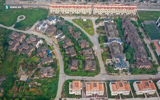 ẢNH: Hàng trăm biệt thự triệu USD bị bỏ quên hơn thập kỷ ở Thủ đô - nhiều căn để nuôi gà - Ảnh 1. ẢNH: Hàng trăm biệt thự triệu USD bị bỏ quên hơn thập kỷ ở Thủ đô - nhiều căn để nuôi gà - Ảnh 1.