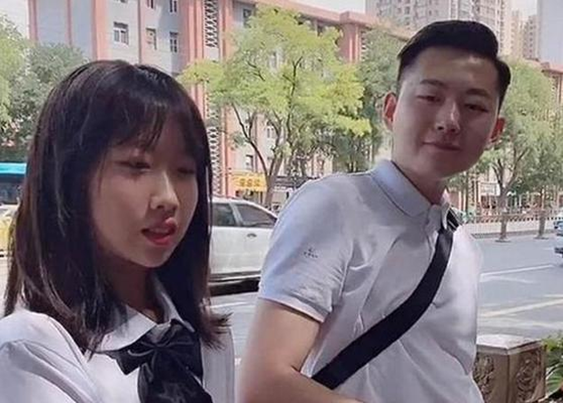 Nữ sinh cấp 2 được bố đến trường đón nhưng bị nhầm là bạn trai, xem nhan sắc hack tuổi của ông bố mới biết rõ lý do - Ảnh 1. Nữ sinh cấp 2 được bố đến trường đón nhưng bị nhầm là bạn trai, xem nhan sắc hack tuổi của ông bố mới biết rõ lý do - Ảnh 1.