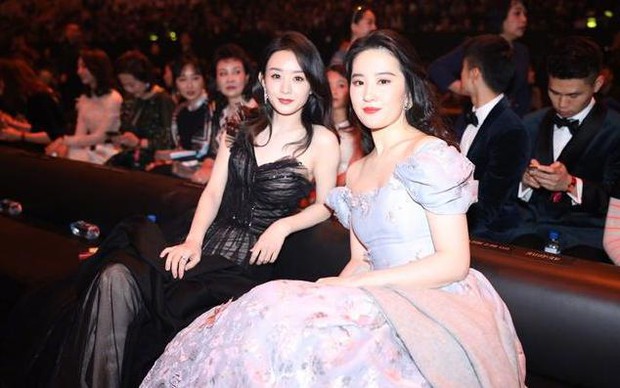 Áp đảo Lưu Diệc Phi, Dương Tử cùng dàn sao hạng A, vậy nhưng Triệu Lệ Dĩnh lại bị 1 mỹ nhân đè bẹp visual khi chung khung hình - Ảnh 2. Áp đảo Lưu Diệc Phi, Dương Tử cùng dàn sao hạng A, vậy nhưng Triệu Lệ Dĩnh lại bị 1 mỹ nhân đè bẹp visual khi chung khung hình - Ảnh 2.