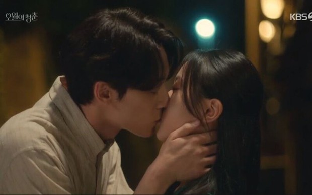 6 nụ hôn ngọt nhất màn ảnh Hàn 2021: Song Hye Kyo vượt mặt Han So Hee về độ 19+ tới nơi - Ảnh 12. 6 nụ hôn ngọt nhất màn ảnh Hàn 2021: Song Hye Kyo vượt mặt Han So Hee về độ 19+ tới nơi - Ảnh 12.