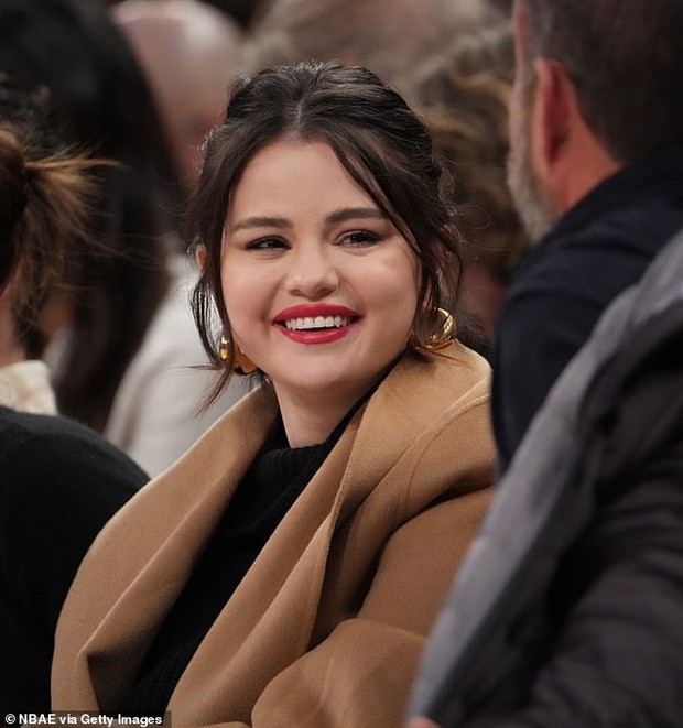 Selena Gomez hậu tăng cân: Lộ mặt nọng, bụng mỡ và cả khuyết điểm ở đùi nhưng lại có một yếu tố khiến dân tình u mê - Ảnh 7.