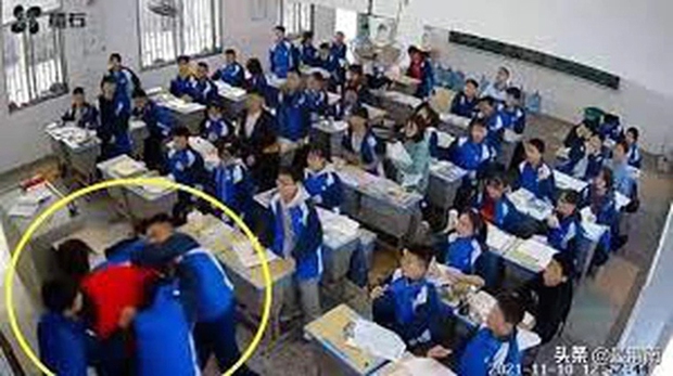 Giáo viên dạy quá giờ ăn trưa, nam sinh đói đến mức lao lên đánh cô giáo chảy máu, dư luận bàng hoàng trước đoạn camera ghi lại - Ảnh 3. Giáo viên dạy quá giờ ăn trưa, nam sinh đói đến mức lao lên đánh cô giáo chảy máu, dư luận bàng hoàng trước đoạn camera ghi lại - Ảnh 3.
