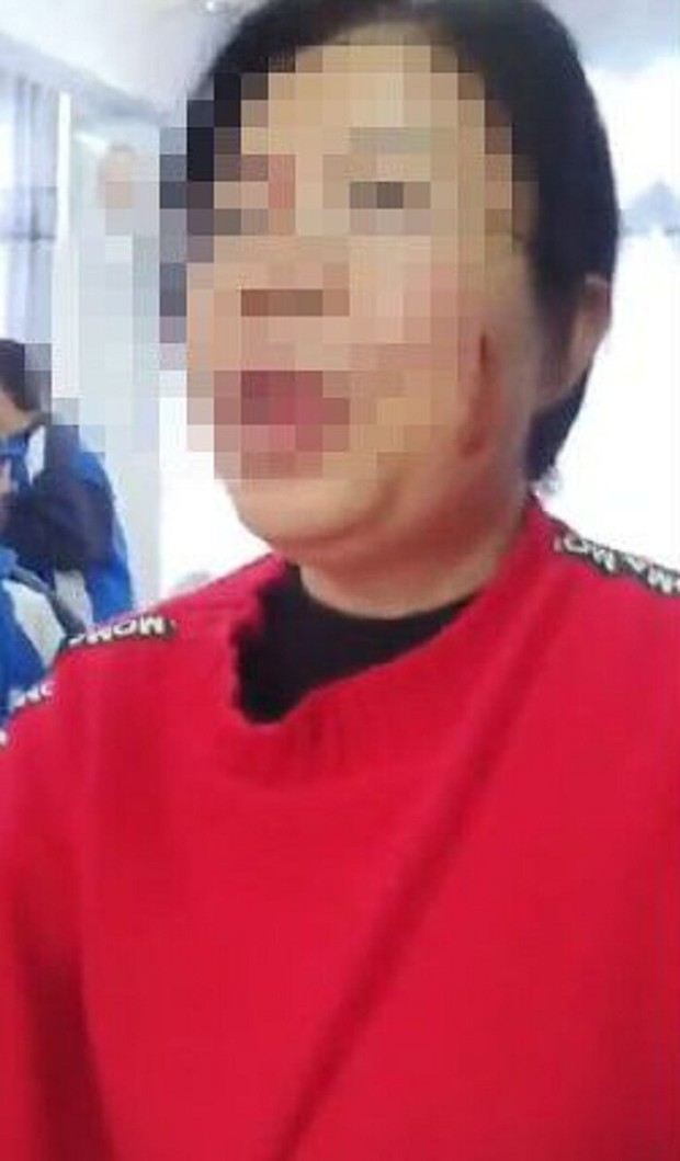 Giáo viên dạy quá giờ ăn trưa, nam sinh đói đến mức lao lên đánh cô giáo chảy máu, dư luận bàng hoàng trước đoạn camera ghi lại - Ảnh 4. Giáo viên dạy quá giờ ăn trưa, nam sinh đói đến mức lao lên đánh cô giáo chảy máu, dư luận bàng hoàng trước đoạn camera ghi lại - Ảnh 4.