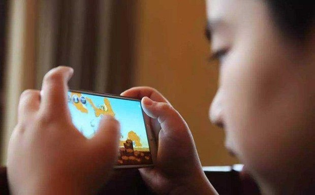 Bố nổi giận đập tan màn hình khi thấy con trai lén lút chơi điện thoại, câu nói lúc sau của phụ huynh làm thức tỉnh đứa trẻ - Ảnh 1. Bố nổi giận đập tan màn hình khi thấy con trai lén lút chơi điện thoại, câu nói lúc sau của phụ huynh làm thức tỉnh đứa trẻ - Ảnh 1.